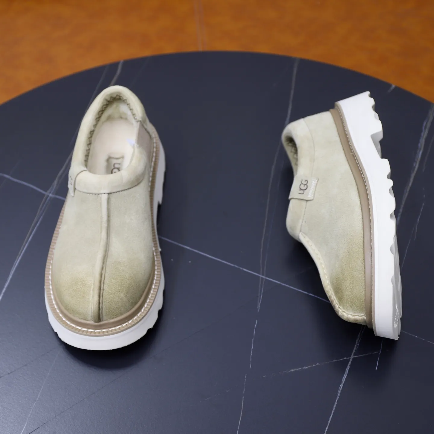 Ex-factory price: 580💰Thick wool imported from Australia Brand: UGG genuine purchasing agent Size: 39-45 Grade: Official website 1:1 Material: First layer of genuine leather waterproof and antifreeze upper Real wool lining Original non-slip soft wear-resistant outsole Style category: Men's casual shoes Trendy style Comfortable on the feet Color: Official website color synchronization